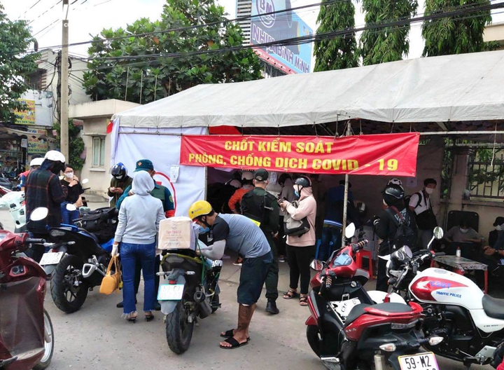 Đồng Nai lập chốt kiểm soát dịch giữa đêm, người từ TP.HCM về phải khai báo y tế - 9