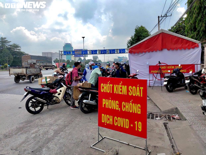 Đồng Nai lập chốt kiểm soát dịch giữa đêm, người từ TP.HCM về phải khai báo y tế - 6