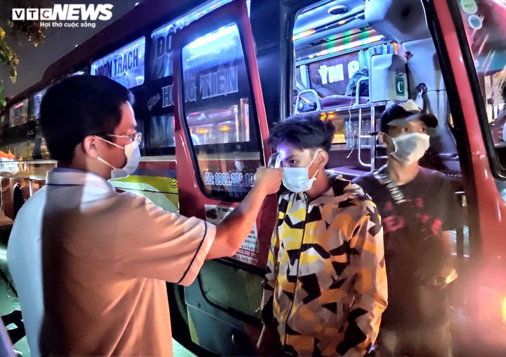 Đồng Nai lập chốt kiểm soát dịch giữa đêm, người từ TP.HCM về phải khai báo y tế - 3