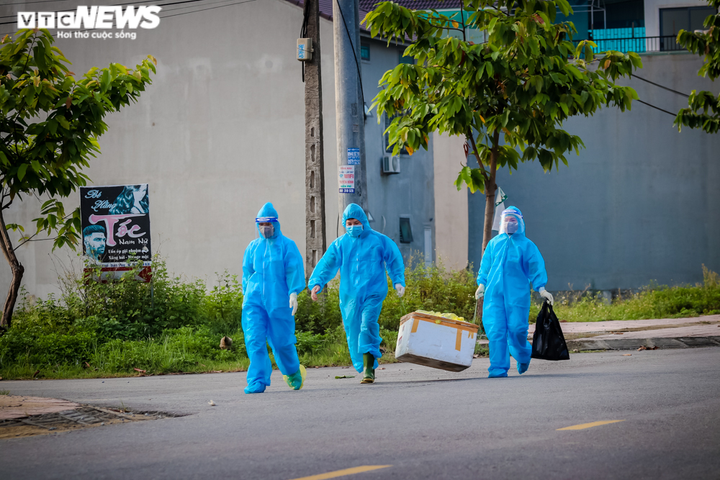 Ảnh: TP.Hà Tĩnh vắng lặng trong ngày đầu tạm dừng các hoạt động dịch vụ - 3