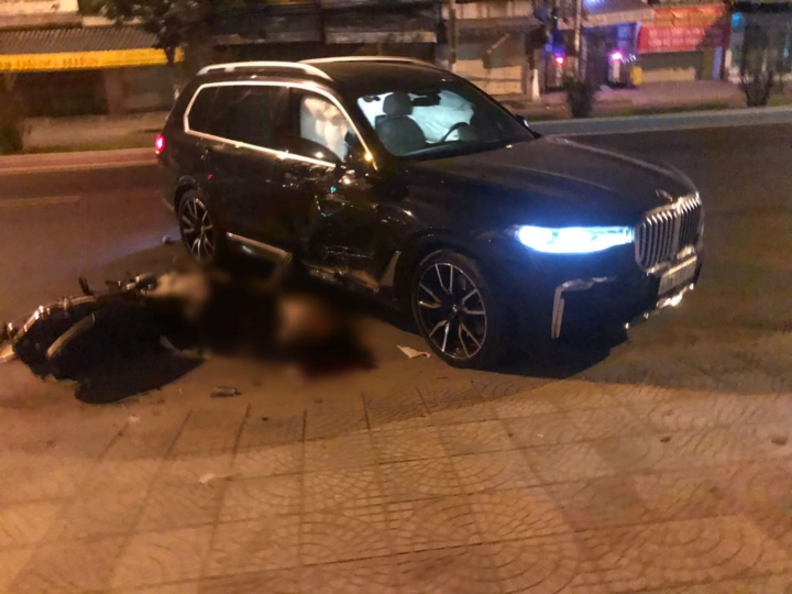 BMW X7 lùi từ nhà ra đường, tông chết người đàn ông - 1