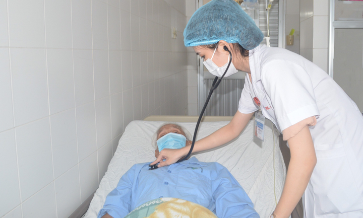 Cụ ông 95 tuổi sốt, khó thở suốt 2 tháng sau khi ăn xôi đậu phộng - 1