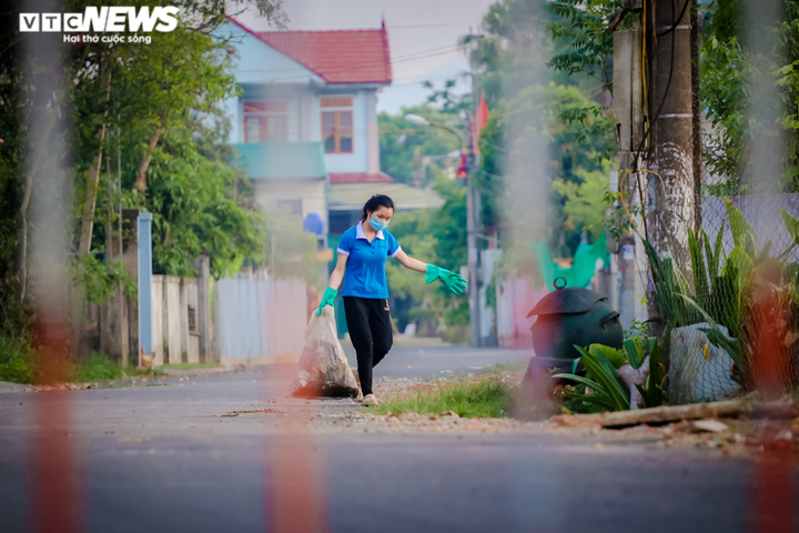 Ảnh: TP.Hà Tĩnh vắng lặng trong ngày đầu tạm dừng các hoạt động dịch vụ - 4