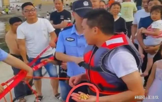 Kêu mất dây chuyền lúc cứu người, anh hùng bị nghi ngờ là 'kẻ vòi vĩnh' - 1