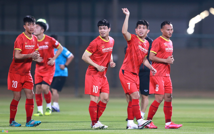 Công Phượng bị Quế Ngọc Hải chơi khăm trong buổi tập - 1