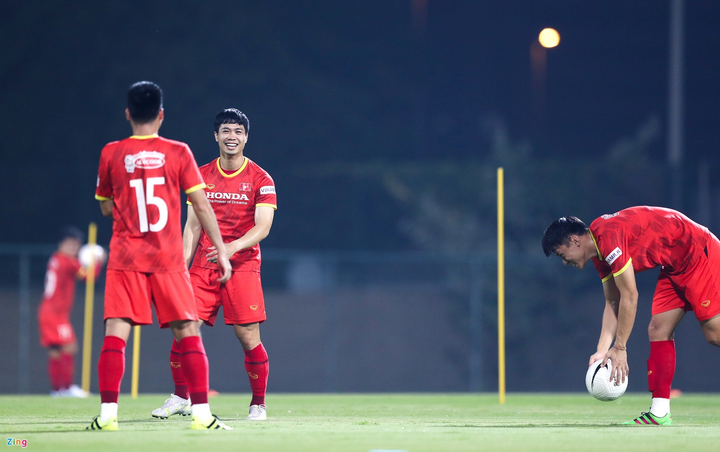 Công Phượng bị Quế Ngọc Hải chơi khăm trong buổi tập - 3