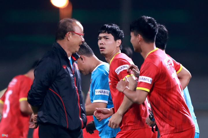 Công Phượng bị Quế Ngọc Hải chơi khăm trong buổi tập - 7