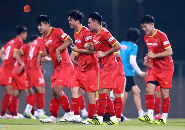 Công Phượng bị Quế Ngọc Hải chơi khăm trong buổi tập - 8