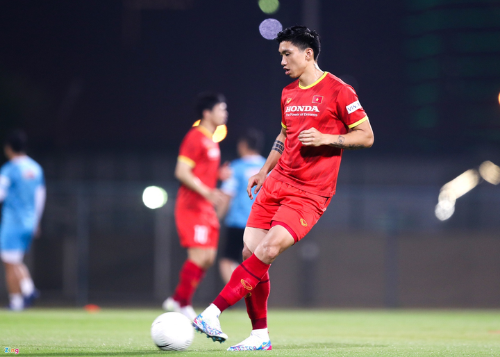 Công Phượng bị Quế Ngọc Hải chơi khăm trong buổi tập - 10