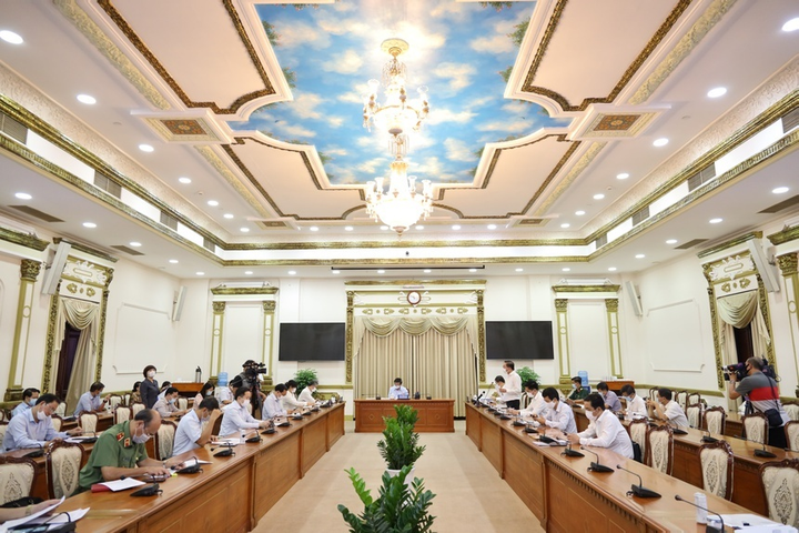 Chủ tịch TP.HCM: Kiểm soát dịch bệnh nhưng không được 'ngăn sông cấm chợ' - 2