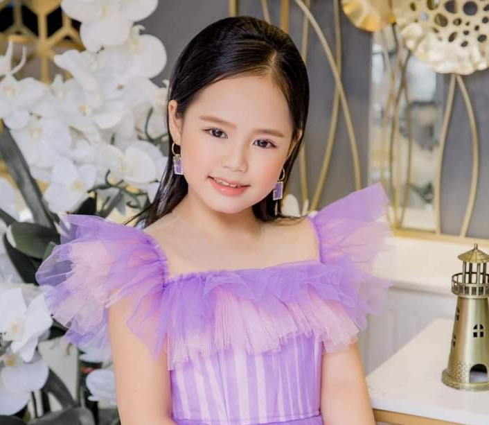 Á hậu nhí Hoàng Vân dùng tiền 'đút heo' ủng hộ Quỹ vaccine COVID-19 - 1