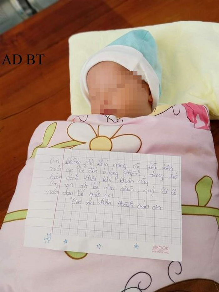 Bé gái sơ sinh bị bỏ bên đường với bức thư của người mẹ lúc rạng sáng - 1
