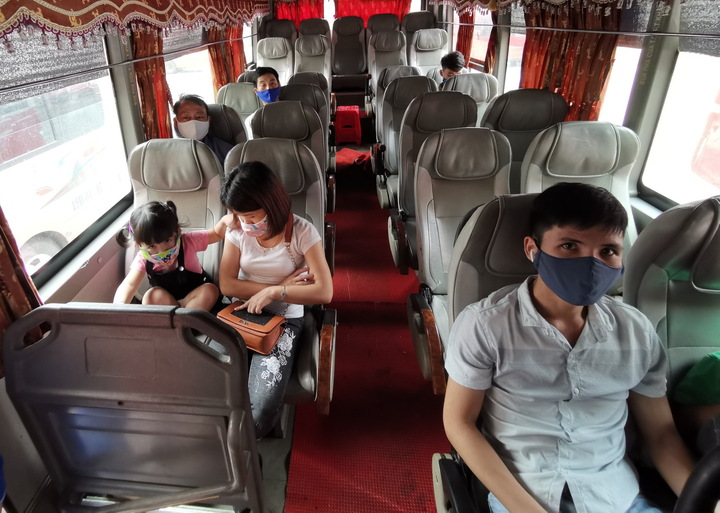 Cần làm gì để tránh lây nhiễm SARS-CoV-2 khi đi xe khách, xe buýt? - 1