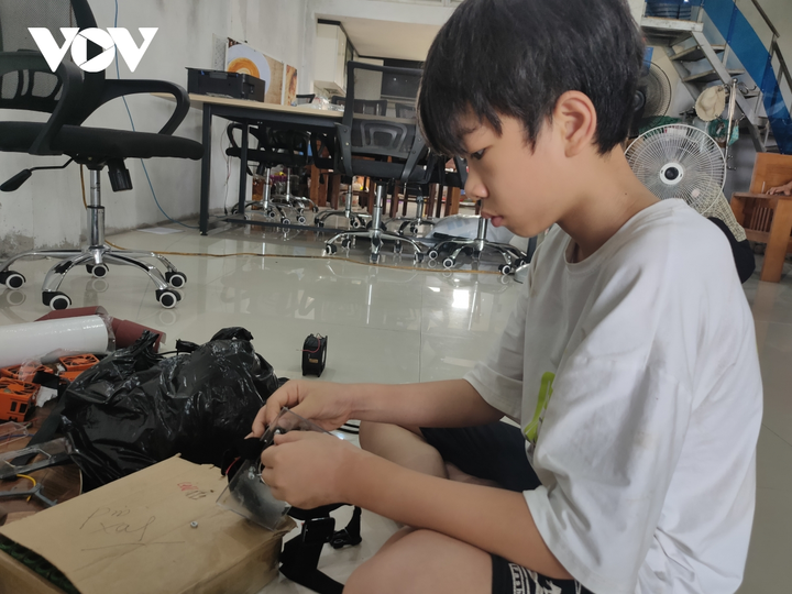 Học sinh lớp 6 sáng chế quạt mini chống nóng cho y bác sĩ vùng tâm dịch - 1