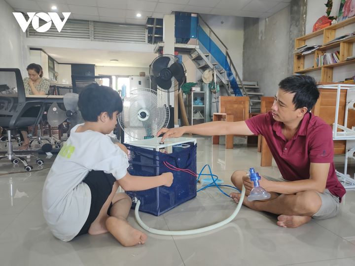 Học sinh lớp 6 sáng chế quạt mini chống nóng cho y bác sĩ vùng tâm dịch - 2