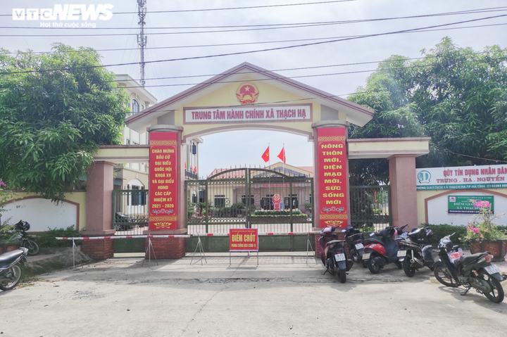 Thêm 2 ca mắc COVID-19, Hà Tĩnh phong tỏa trụ sở xã và 710 hộ dân - 1
