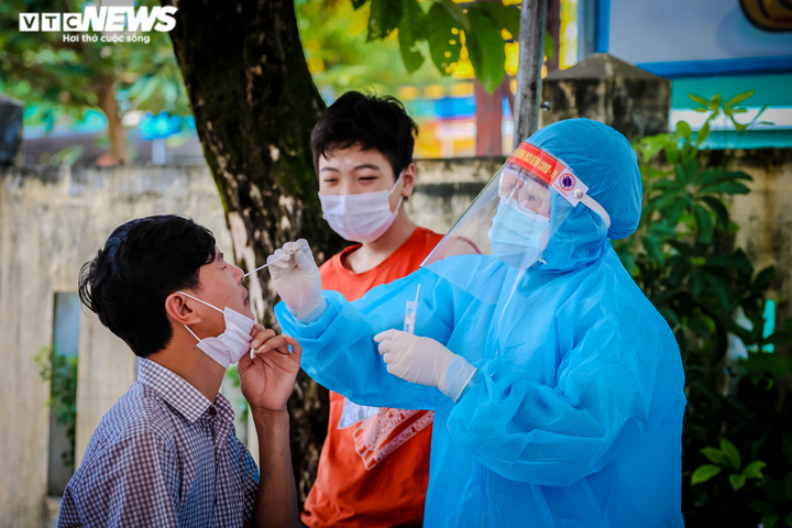 Thêm 2 ca mắc COVID-19, Hà Tĩnh phong tỏa trụ sở xã và 710 hộ dân - 2