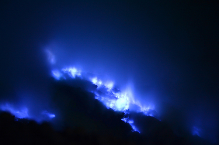 Ngọn núi lửa ở Indonesia với đốm ‘lửa ma trơi’ kỳ dị thu hút dân phượt gan dạ - 2