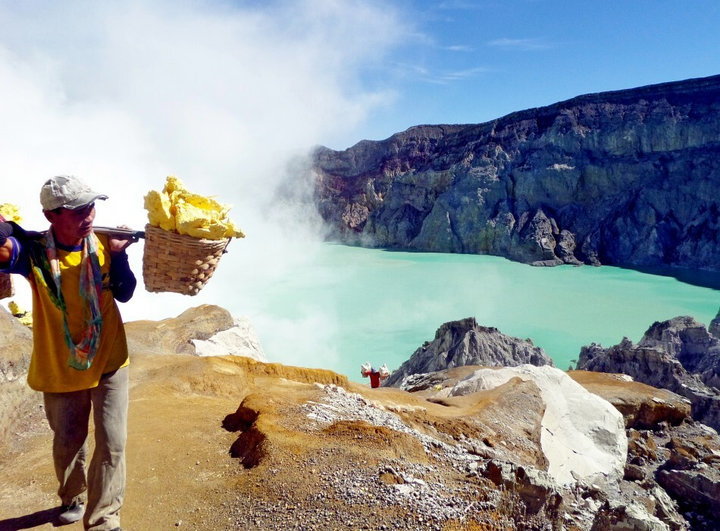Ngọn núi lửa ở Indonesia với đốm ‘lửa ma trơi’ kỳ dị thu hút dân phượt gan dạ - 8