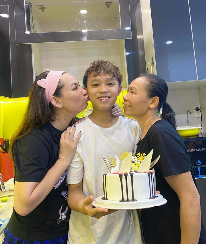 Cậu bé Hồ Văn Cường nghèo khó ngày nào giờ ra sao khi làm con nuôi Phi Nhung? - 7