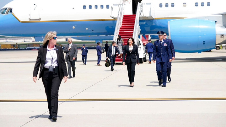 Máy bay chở Phó Tổng thống Mỹ phải hạ cánh vì sự cố kỹ thuật - 1