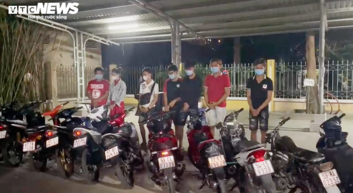 CSGT TP.HCM bắt nhóm quái xế đua xe dưới cầu Ông Lớn bất chấp dịch COVID-19 - 1