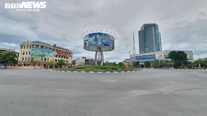 Ảnh: Hà Tĩnh vắng lặng, khác thường trong ngày giãn cách xã hội đầu tiên - 4