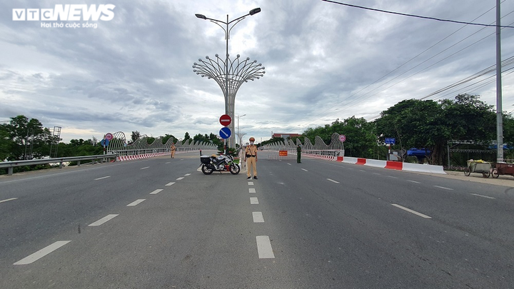 Ảnh: Hà Tĩnh vắng lặng, khác thường trong ngày giãn cách xã hội đầu tiên - 9