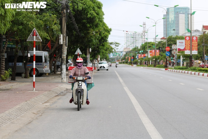 Ảnh: Hà Tĩnh vắng lặng, khác thường trong ngày giãn cách xã hội đầu tiên - 6