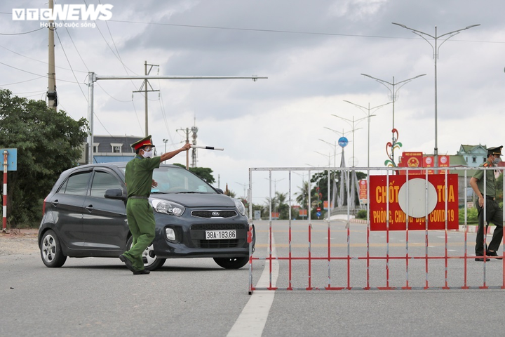 Ảnh: Hà Tĩnh vắng lặng, khác thường trong ngày giãn cách xã hội đầu tiên - 8
