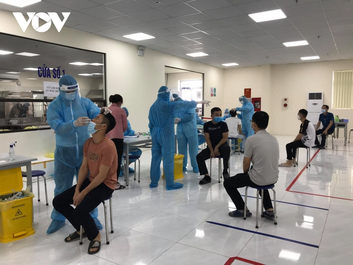 Bắc Giang tiếp tục di chuyển 2.000 công nhân ra khỏi ổ dịch thôn Núi Hiểu - 3