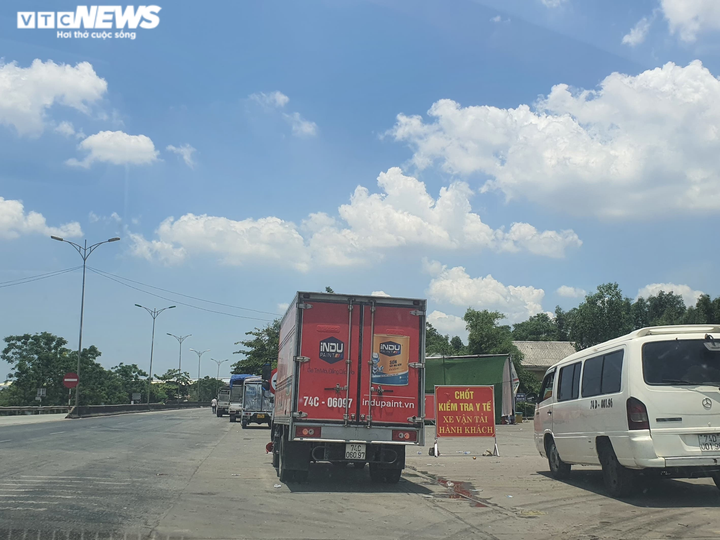 8 người trốn trong thùng xe tải để tránh khai báo y tế - 1