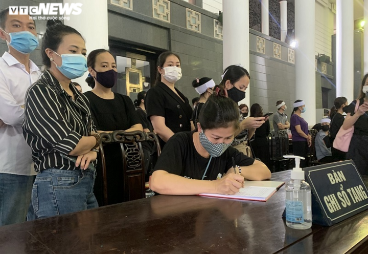 Người thân, bạn bè đưa tiễn Hoa hậu Thu Thủy - 15