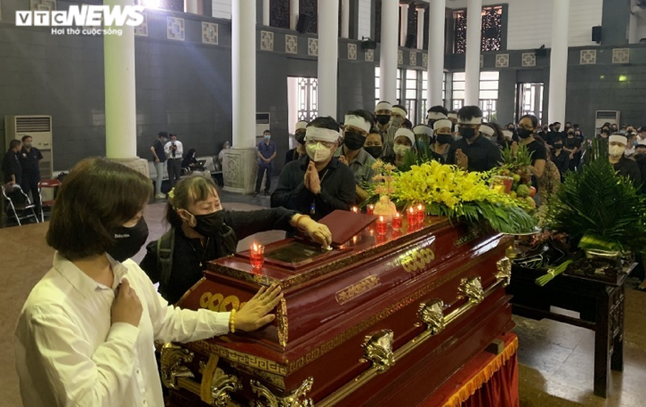Người thân, bạn bè đưa tiễn Hoa hậu Thu Thủy - 9