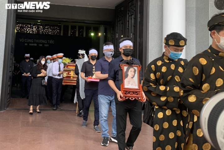 Người thân, bạn bè đưa tiễn Hoa hậu Thu Thủy - 18
