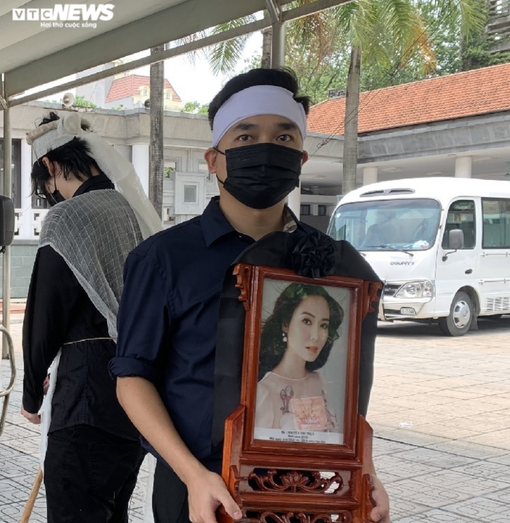 Người thân, bạn bè đưa tiễn Hoa hậu Thu Thủy - 19