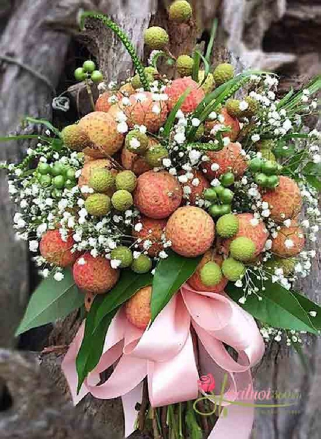 Độc lạ bó hoa vải thiều giá hơn nửa triệu đồng - 1