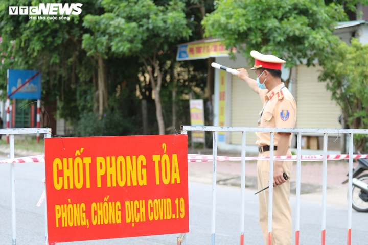 Ảnh: Hà Tĩnh vắng lặng, khác thường trong ngày giãn cách xã hội đầu tiên - 1