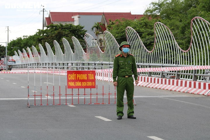 Ảnh: Hà Tĩnh vắng lặng, khác thường trong ngày giãn cách xã hội đầu tiên - 2