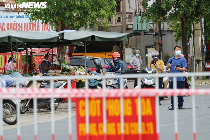 Ảnh: Hà Tĩnh vắng lặng, khác thường trong ngày giãn cách xã hội đầu tiên - 7