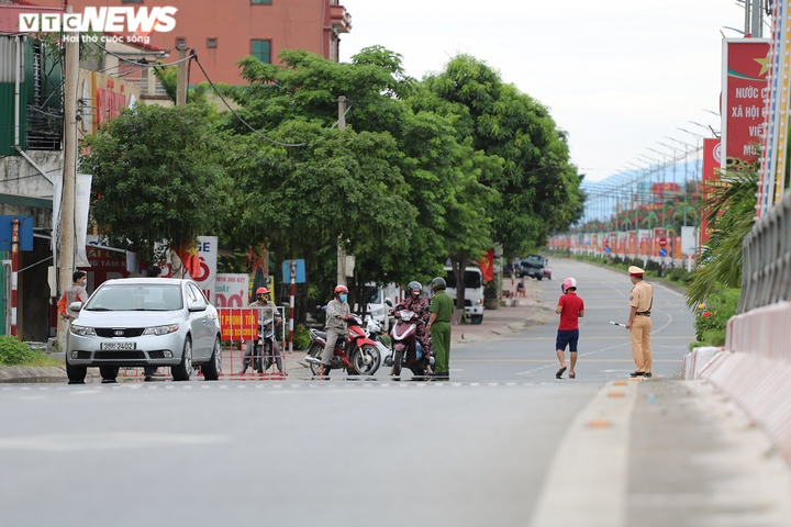 Ảnh: Hà Tĩnh vắng lặng, khác thường trong ngày giãn cách xã hội đầu tiên - 3