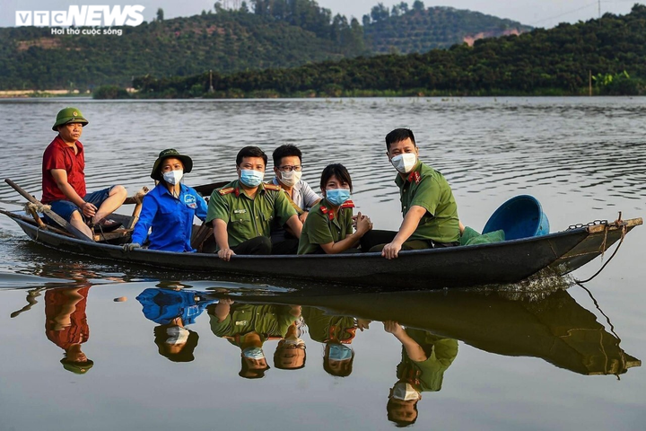 Công an Bắc Giang xắn tay giúp nông dân thu hoạch vải trong mùa COVID-19 - 2