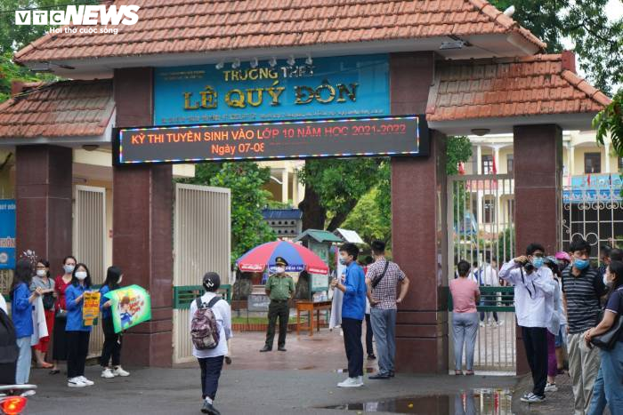 Thi lớp 10 ở Hải Phòng: Thí sinh F2 đến điểm thi riêng bằng xe chuyên dụng - 1