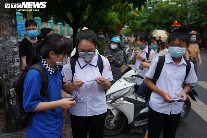 Thi lớp 10 ở Hải Phòng: Thí sinh F2 đến điểm thi riêng bằng xe chuyên dụng - 5