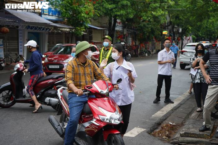 Thi lớp 10 ở Hải Phòng: Thí sinh F2 đến điểm thi riêng bằng xe chuyên dụng - 4