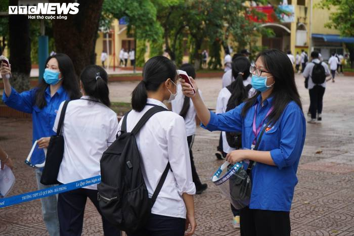 Thi lớp 10 ở Hải Phòng: Thí sinh F2 đến điểm thi riêng bằng xe chuyên dụng - 6