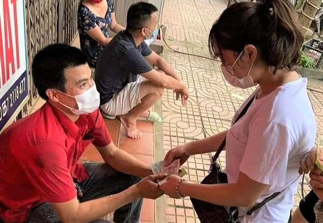 Tránh 2 người sang đường đột ngột, xe container lao lên vỉa hè ủi bay 13 xe máy - 1