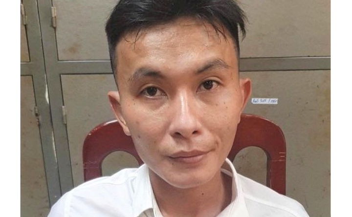 Nam thanh niên cướp cửa hàng quần áo rồi đem tặng bạn gái - 1