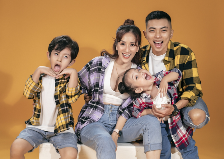 Ảnh: Gia đình Khánh Thi, Phan Hiển tinh nghịch trong bộ ảnh mùa hè - 11