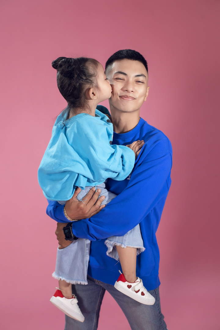 Ảnh: Gia đình Khánh Thi, Phan Hiển tinh nghịch trong bộ ảnh mùa hè - 7